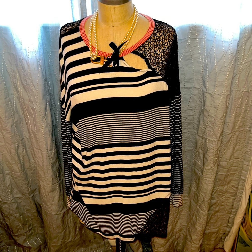 Scrapbook long sleeve blk ,white and red top size Medium